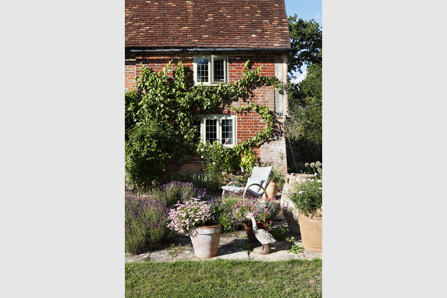 A-Farmhouse-in-the-Surrey-Hills-1
