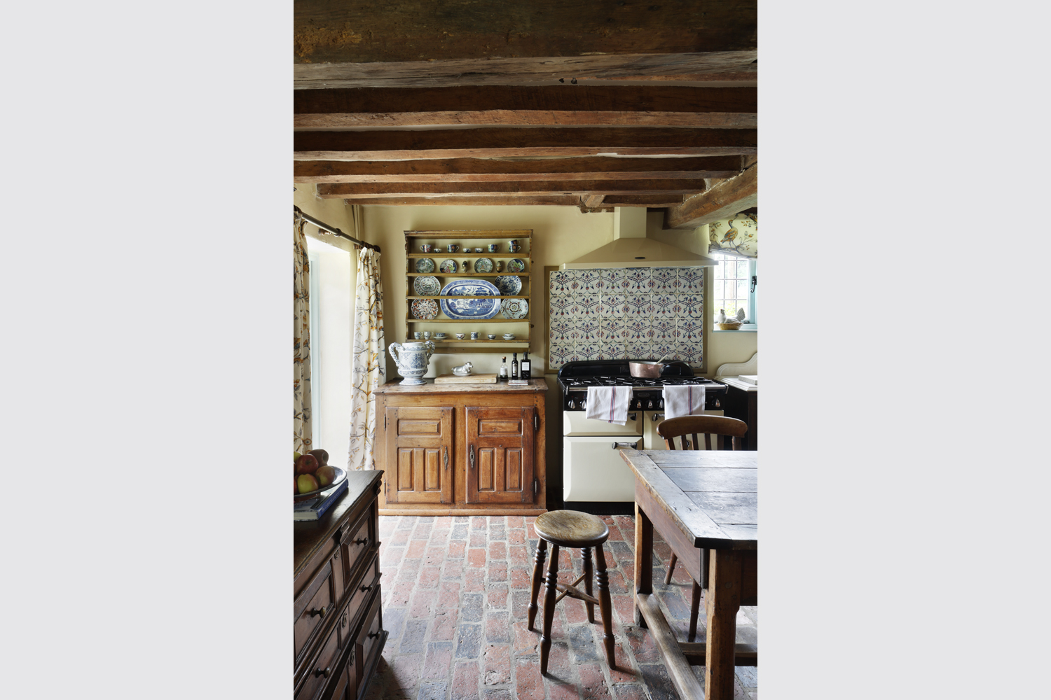 A-Farmhouse-in-the-Surrey-Hills-4